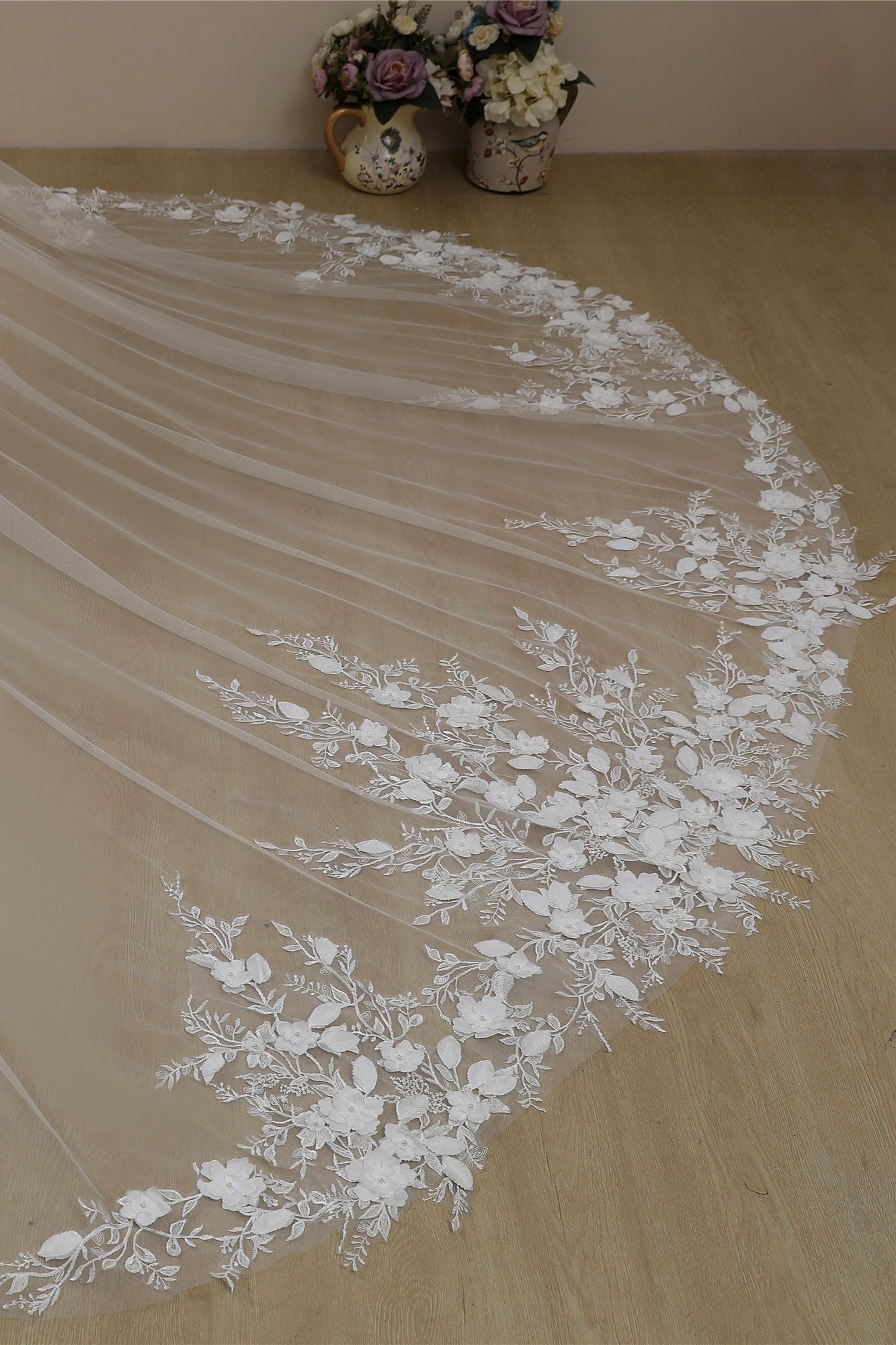Ätherischer Kathedralen-Brautschleier mit 3D-Blumenspitzen-Applikation
