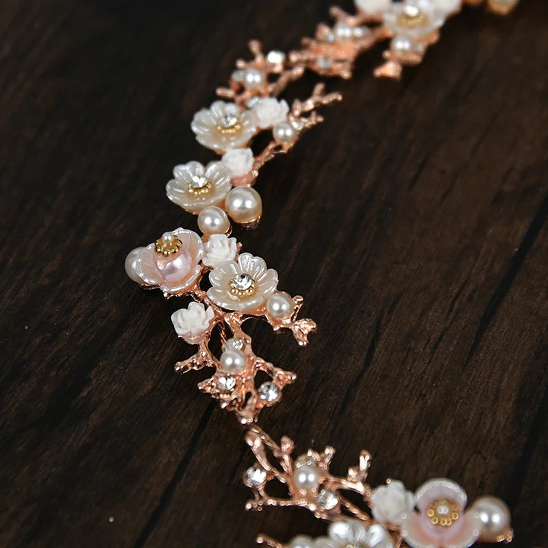 Handgefertigte Tiara mit Muschelblumen und Perlen – Braut-Stirnband und Kopfschmuck aus Kristall