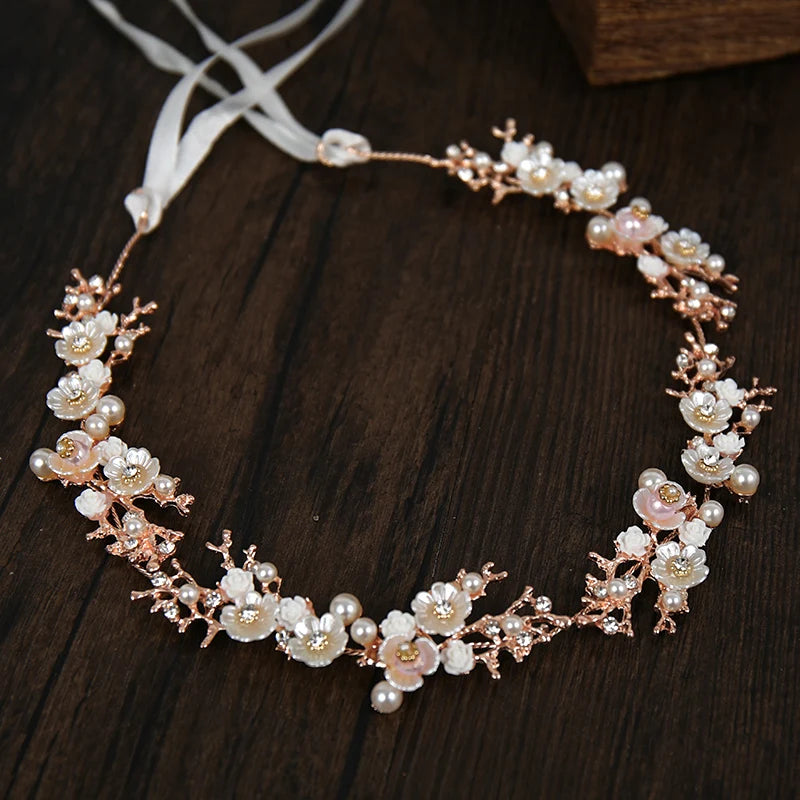 Handgefertigte Tiara mit Muschelblumen und Perlen – Braut-Stirnband und Kopfschmuck aus Kristall