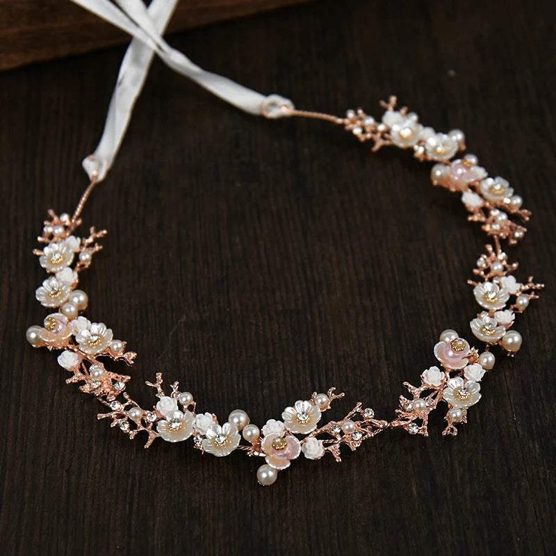 Handgefertigte Tiara mit Muschelblumen und Perlen – Braut-Stirnband und Kopfschmuck aus Kristall