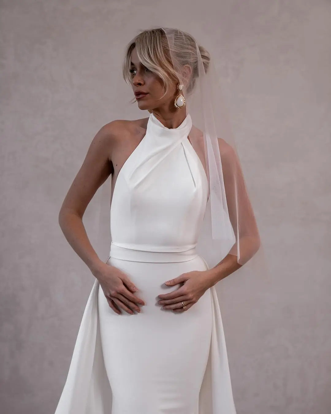 Schlichtes Neckholder-Hochzeitskleid aus weichem Satin im Meerjungfrauen-Stil | Minimalistisches Brautkleid nach Maß