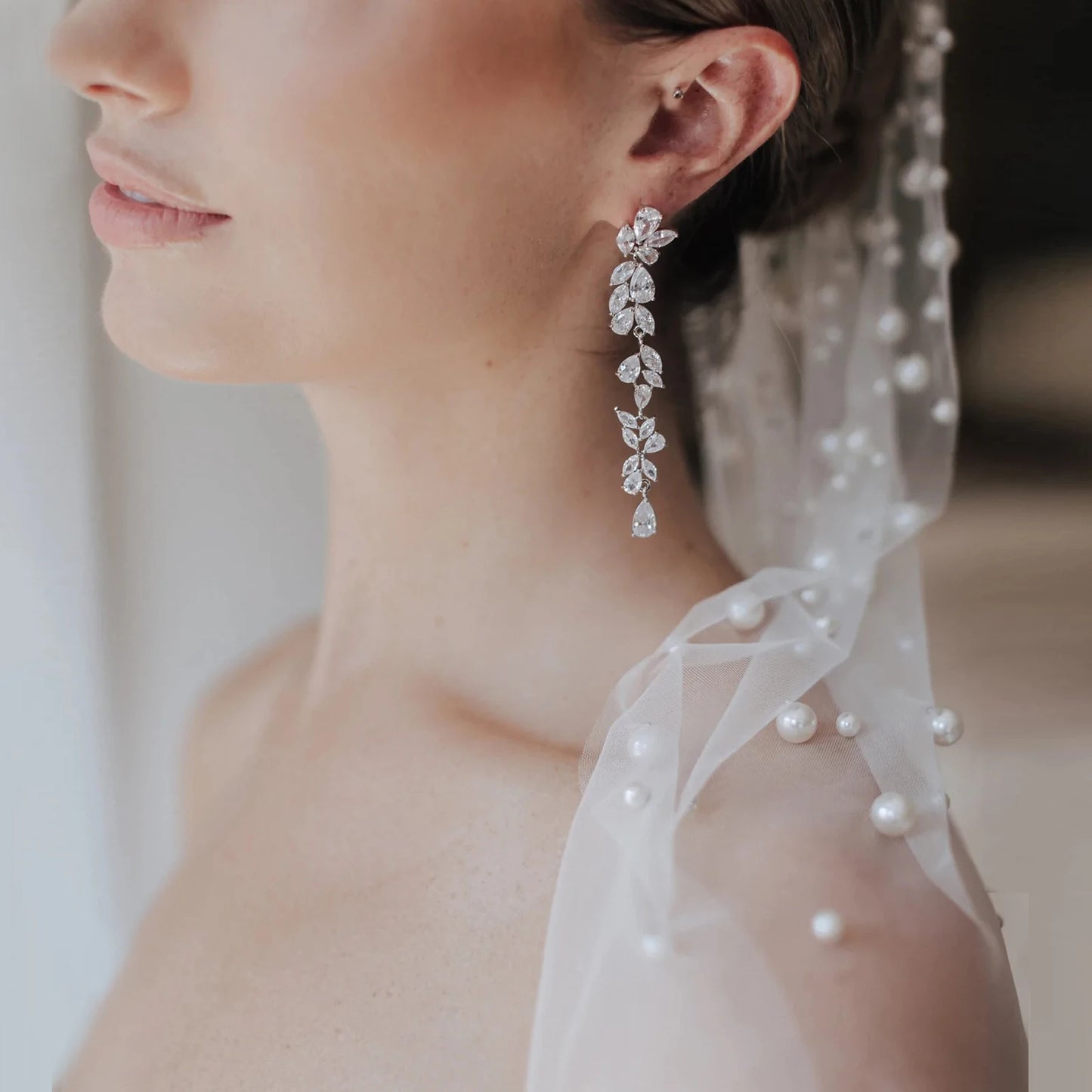 V135 Kurze Perlen Brautschleier 1 Ebenen Hochzeit Strass Schleier Hochzeit Haarschmuck für Bräute Fingertip Länge