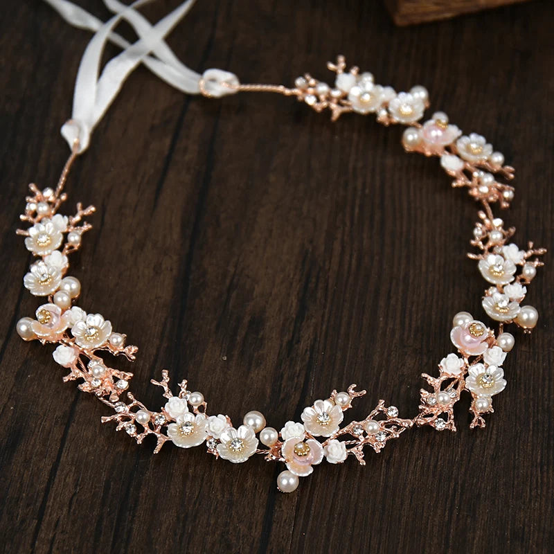 Handgefertigte Tiara mit Muschelblumen und Perlen – Braut-Stirnband und Kopfschmuck aus Kristall