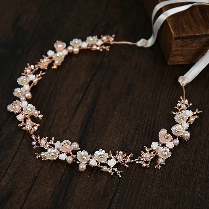 Handgefertigte Tiara mit Muschelblumen und Perlen – Braut-Stirnband und Kopfschmuck aus Kristall