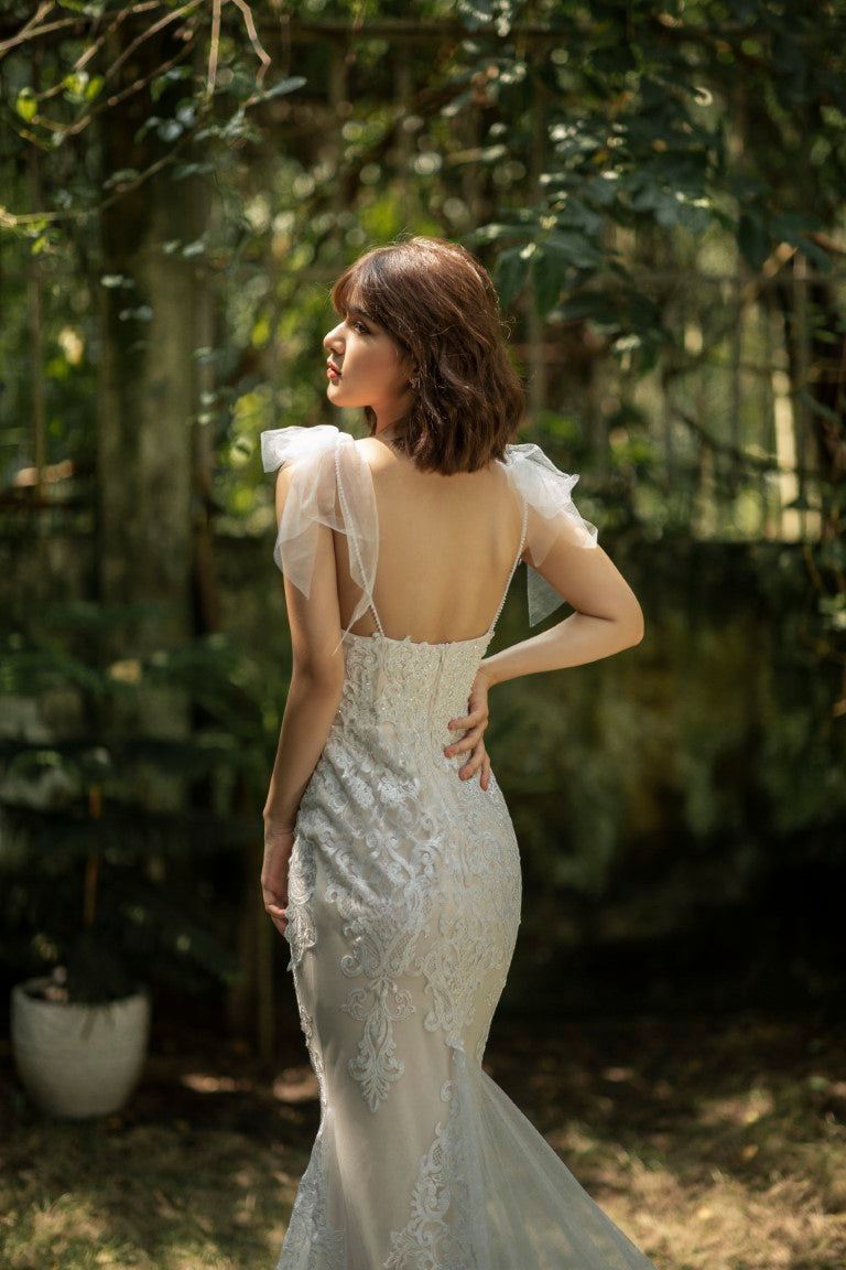 Mermaid Wedding Dress Adorned with Luxurious Floral Lace and Sparkling Glitter