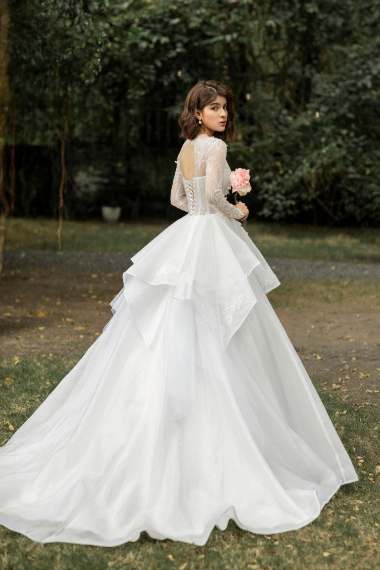Elegant Romance: Long-Sleeved A-Line Corset Wedding Dress with Luxurious Floral Lace