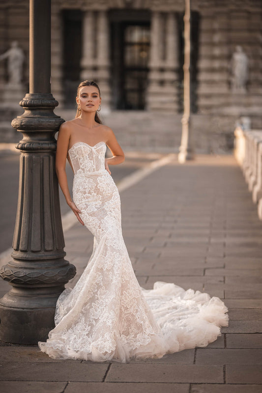 Minimalist Off-White Floral Lace Bridal Gown With Sweetheart Neckline, Elegant Waist Bow, Sleeveless Design, And Light Flared Long Train