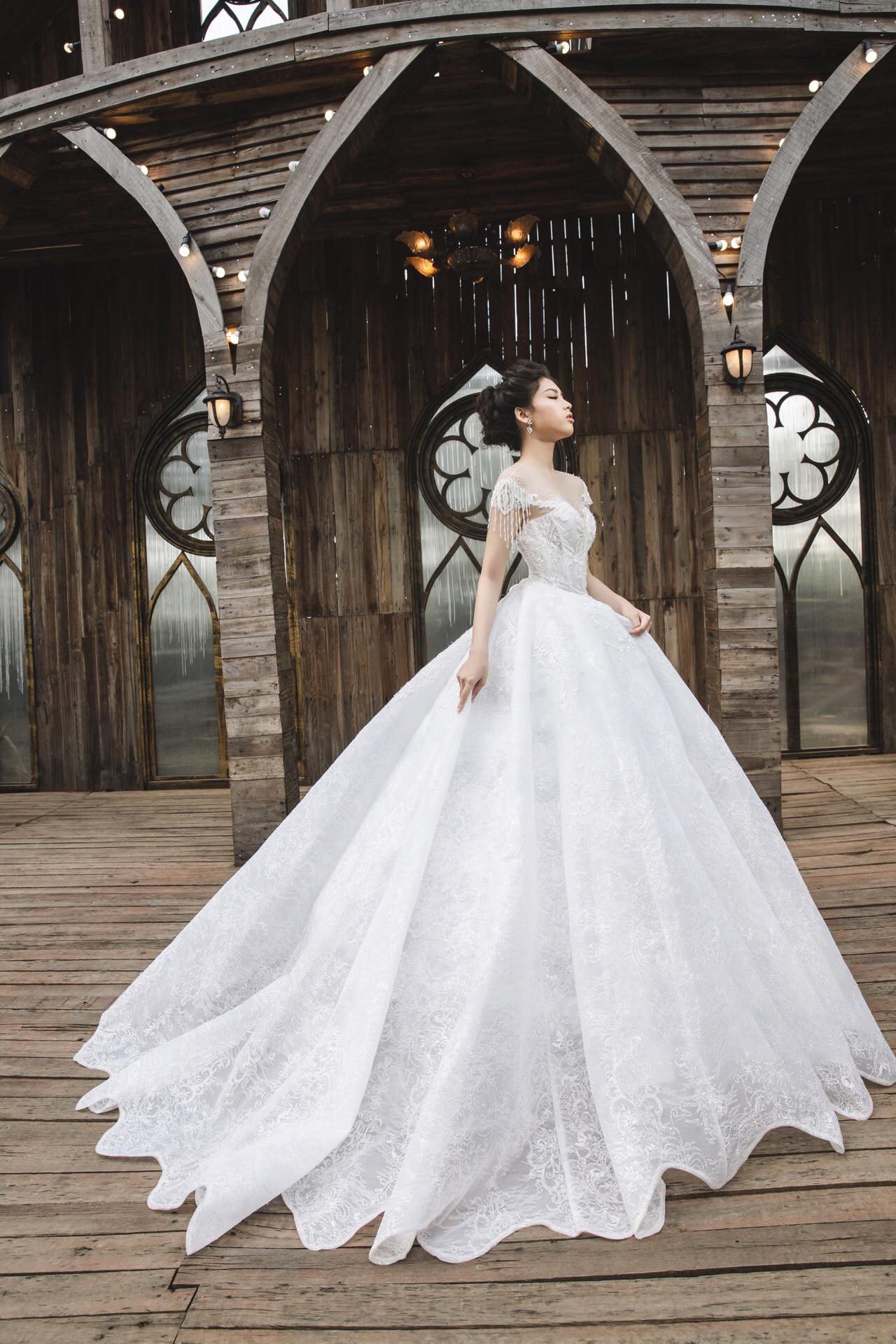 Omorose - Radiate Elegance: Off-Shoulder A-Line Princess Wedding Dress with Sparkling and Luxury Accents