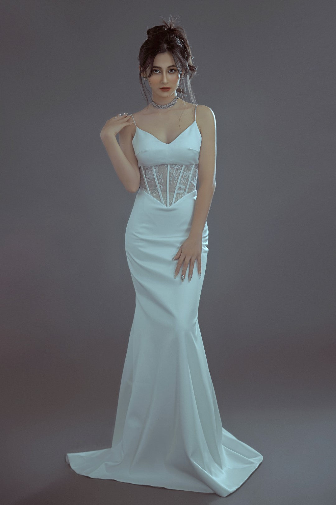 Minimalist and Elegant Wedding Dress with Figure-Flattering Corset