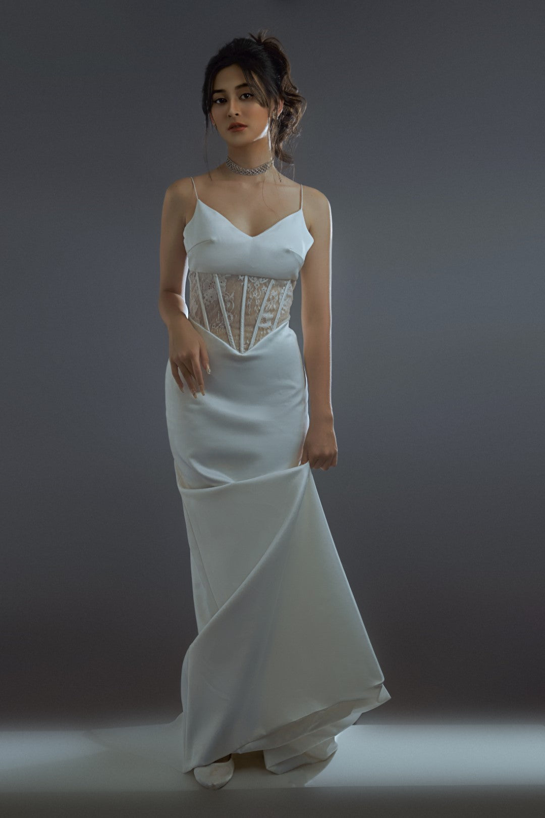 Minimalist and Elegant Wedding Dress with Figure-Flattering Corset