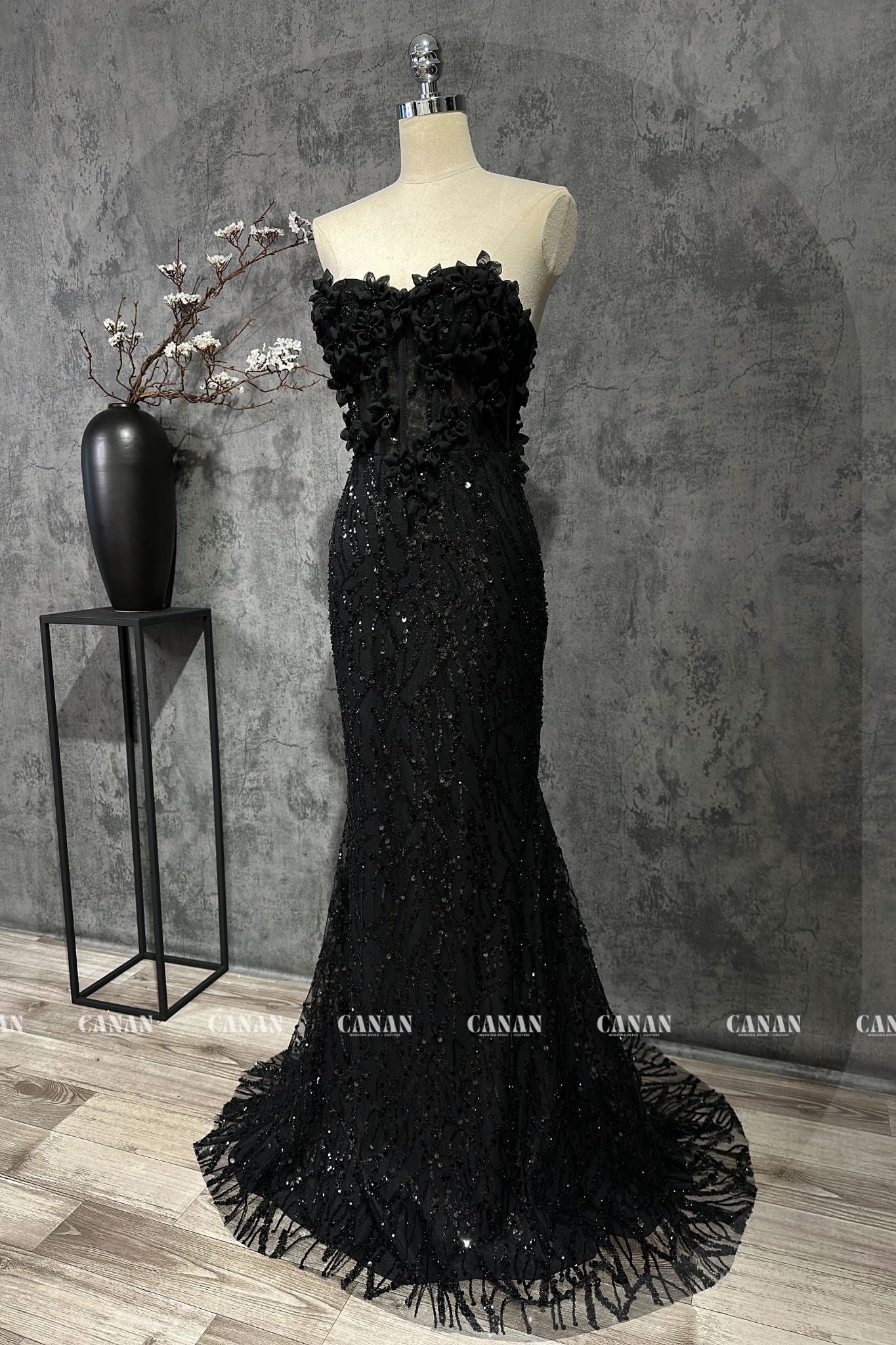 Elegant Black Sleeveless Corset Evening Dress: Sparkling Gown for Special Occasions