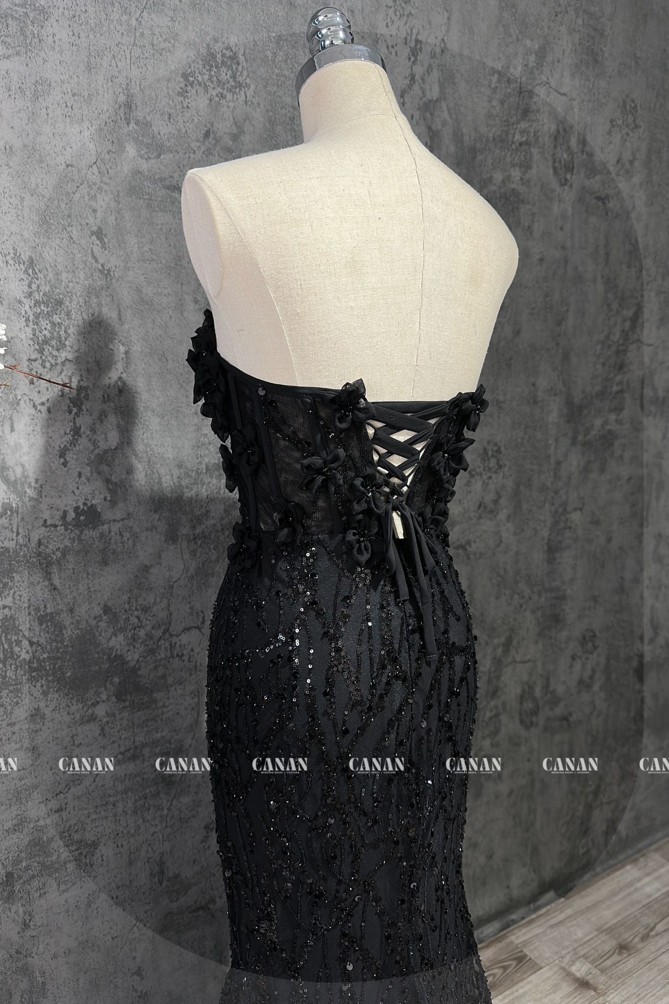 Elegant Black Sleeveless Corset Evening Dress: Sparkling Gown for Special Occasions