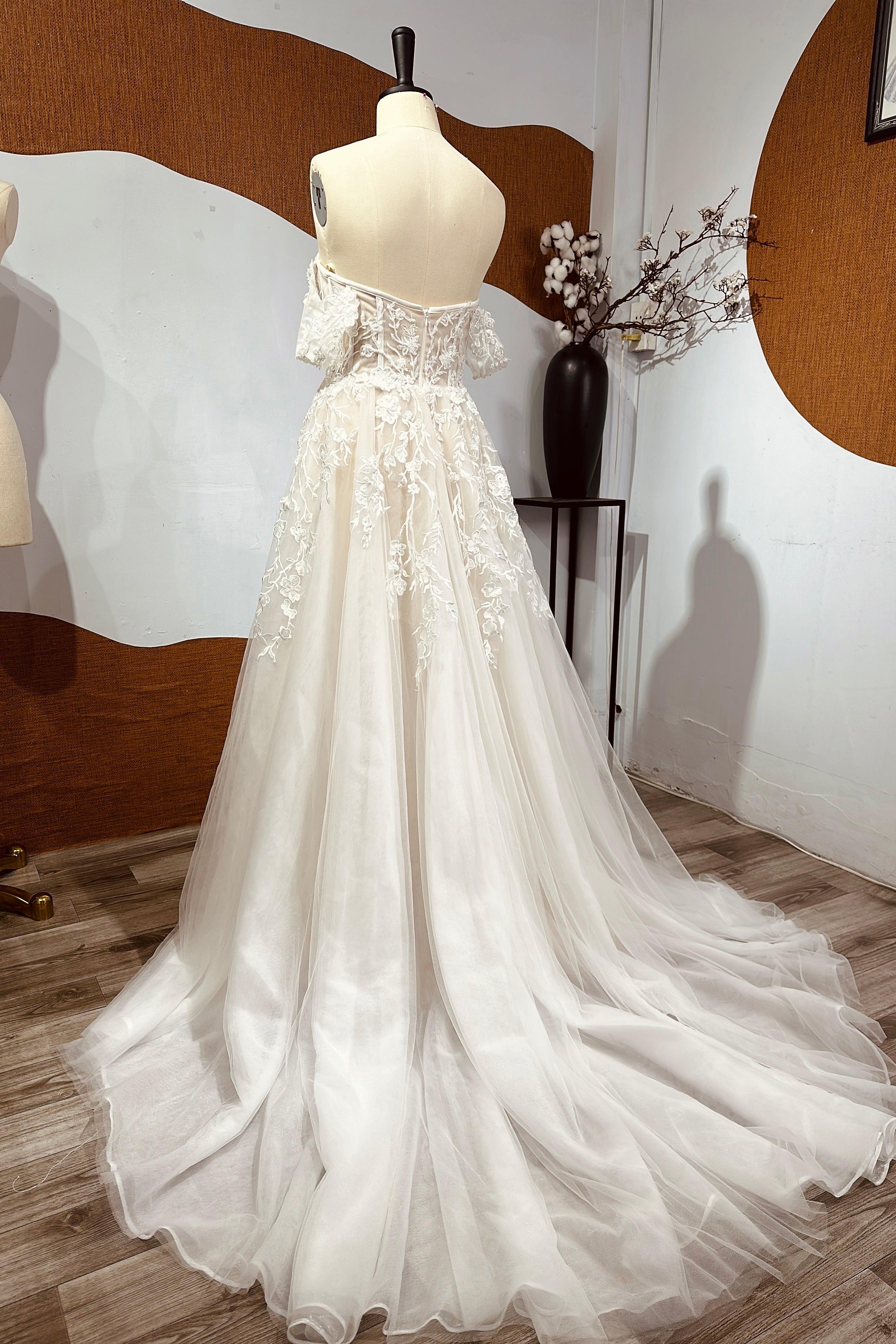 Luxurious Floral Lace White Tulle A-Line Off-the-Shoulder Corset Wedding Dress with Sweetheart Neckline