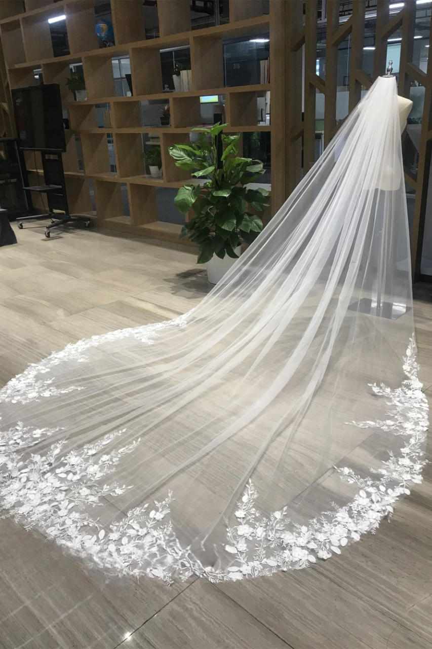 Elegant Cathedral Wedding Veil with Floral Lace Appliqué