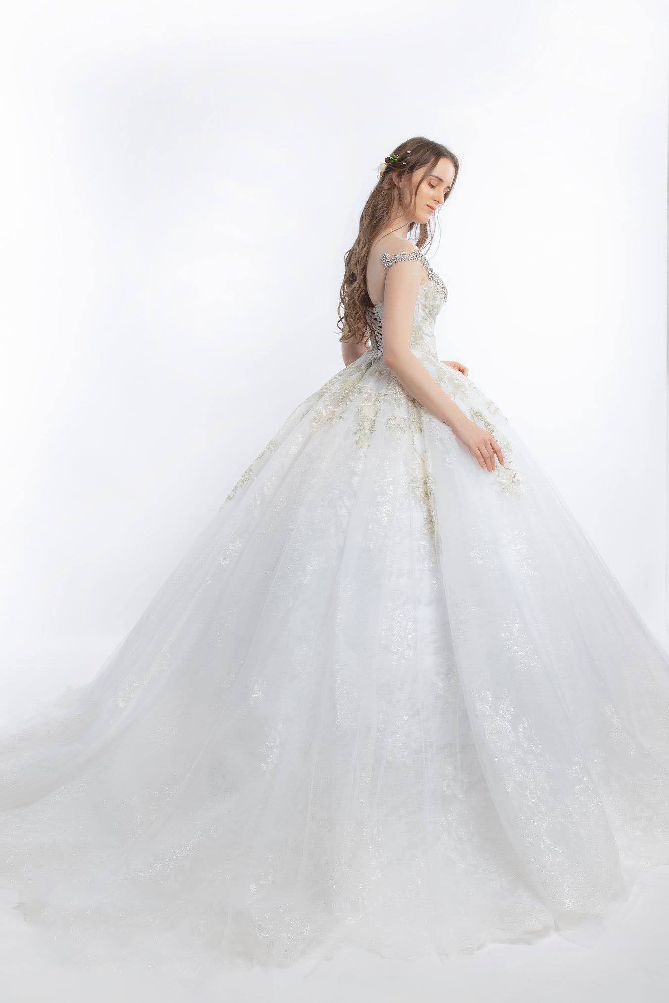 Sparkling Princess Ball Gown Wedding Dress: Exquisite Corset with Premium Lace Embellishments