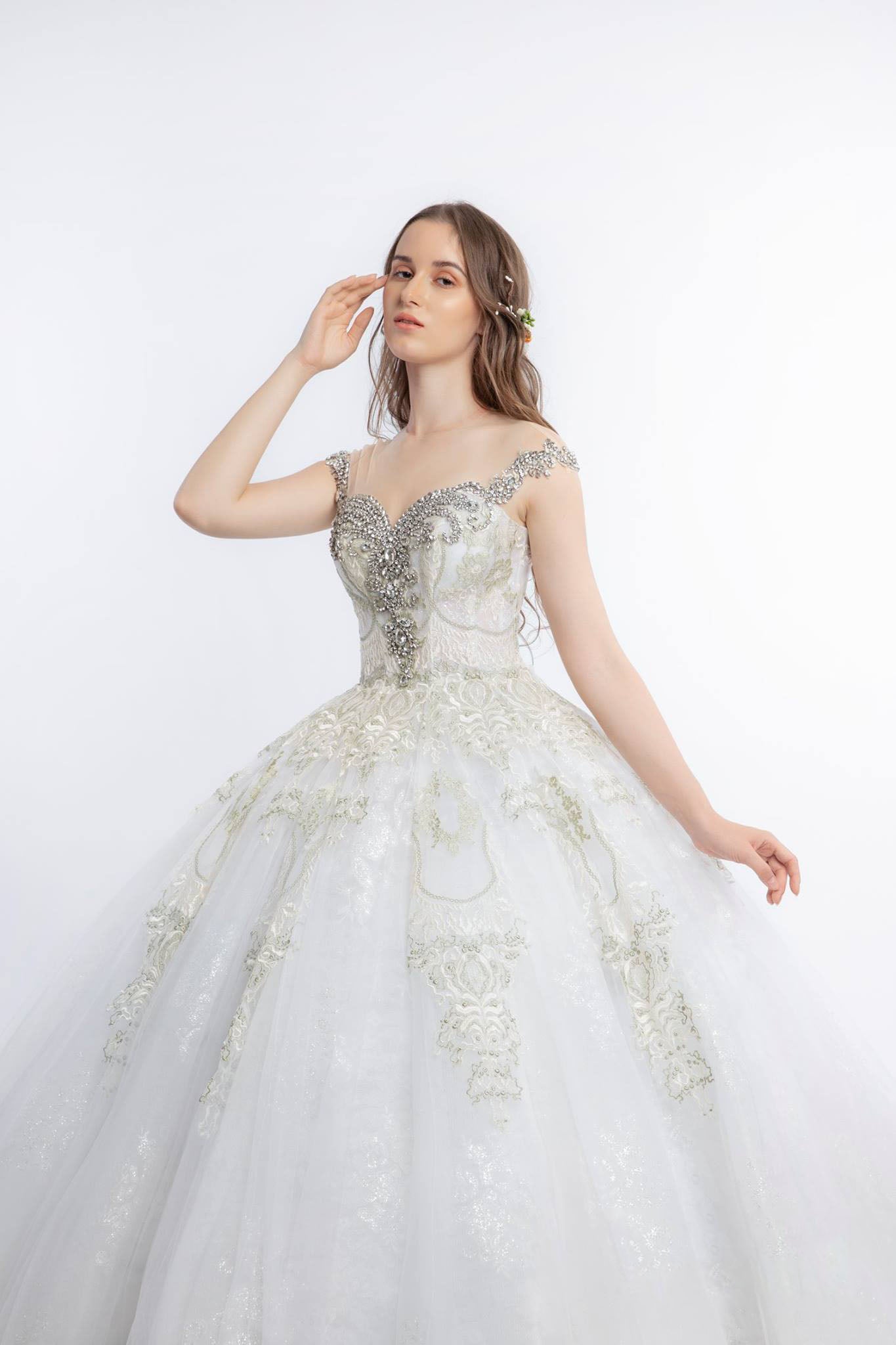 Sparkling Princess Ball Gown Wedding Dress: Exquisite Corset with Premium Lace Embellishments