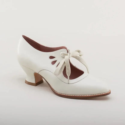 Retro Mary Jane Shoes – Hollow-Tied Pointed Chunky Heels (Plus Sizes)