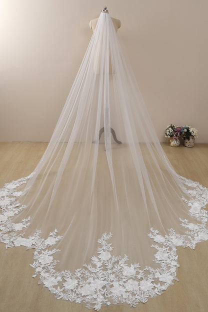 Elegant Cathedral Wedding Veil with Floral Lace Appliqué