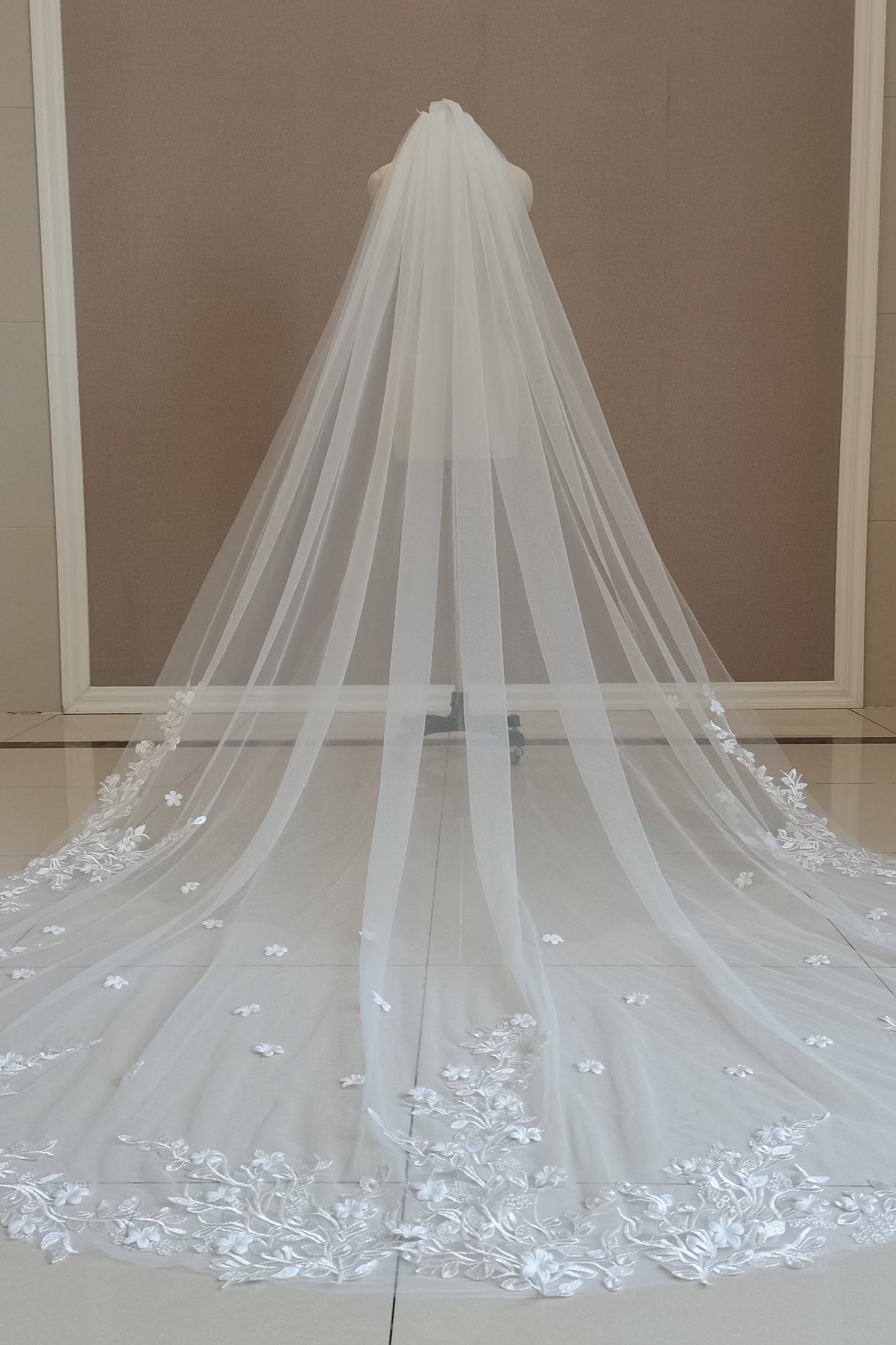 Elegant Cathedral-Length Wedding Veil with Floral Lace Appliqué