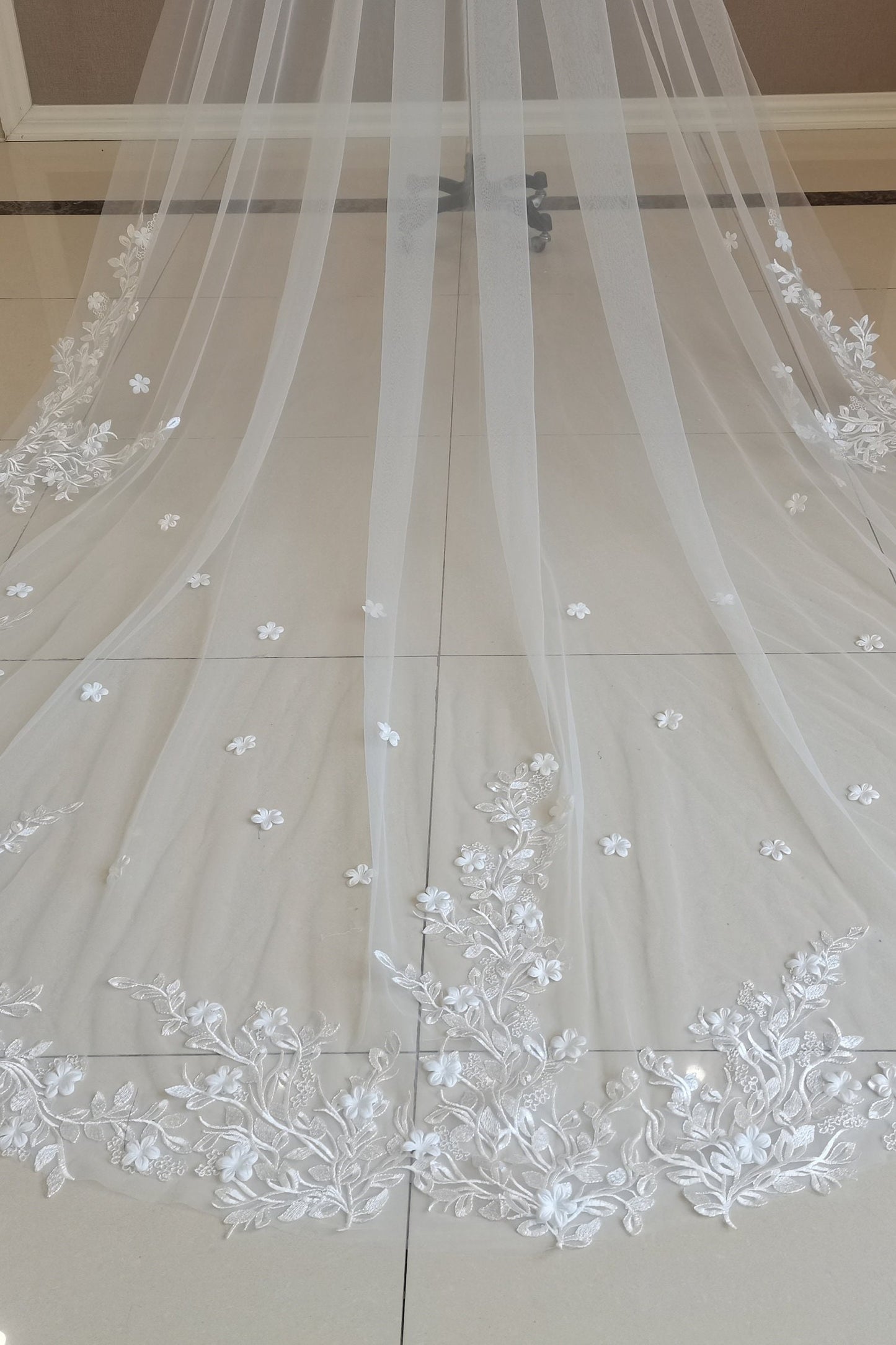 Elegant Cathedral-Length Wedding Veil with Floral Lace Appliqué