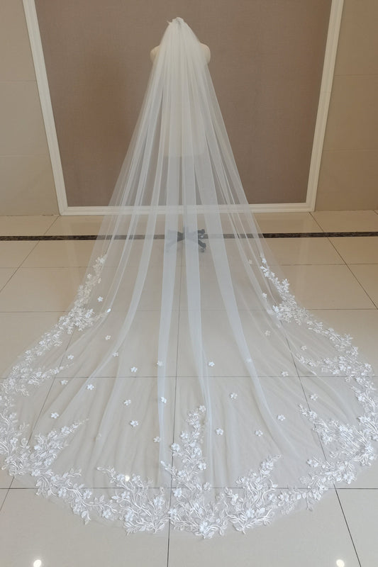 Elegant Cathedral-Length Wedding Veil with Floral Lace Appliqué