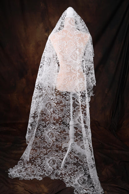 Vintage-Inspired Mantilla Wedding Veil with Intricate Lace