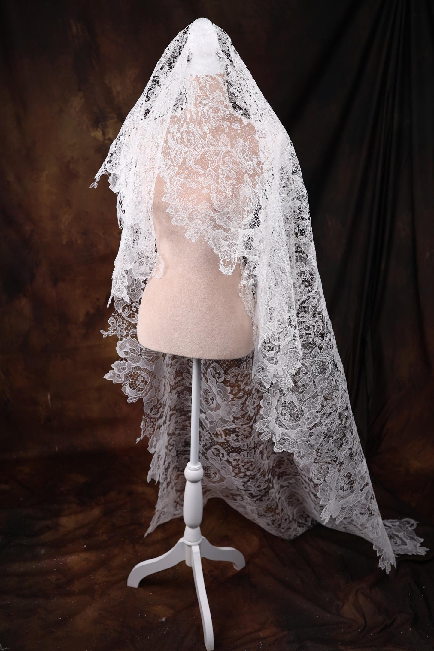 Vintage-Inspired Mantilla Wedding Veil with Intricate Lace