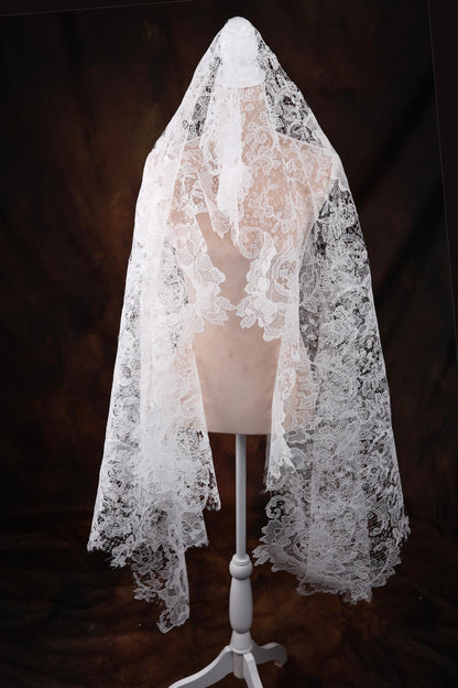 Vintage-Inspired Mantilla Wedding Veil with Intricate Lace