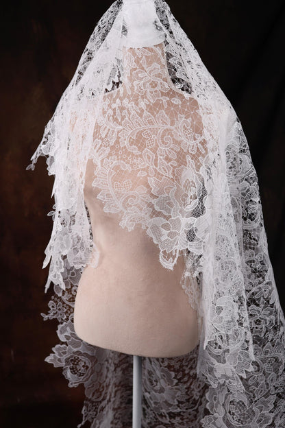 Vintage-Inspired Mantilla Wedding Veil with Intricate Lace