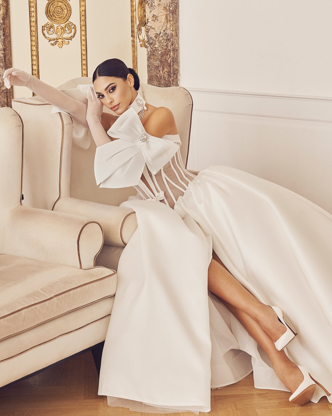 Fashion bridal gown with puff detachable sleeves, gloves, and front slit

