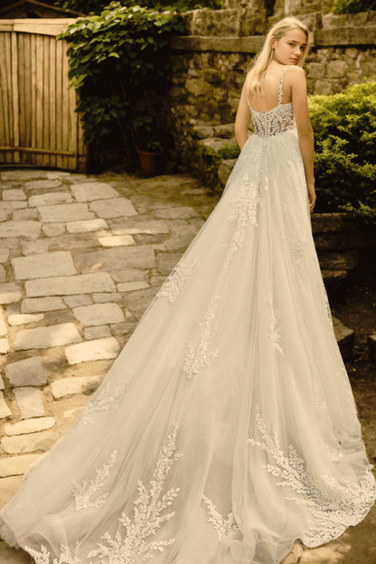 Personalized Vintage Mermaid Bridal Gown with Scoop Neck & Long Tulle Train