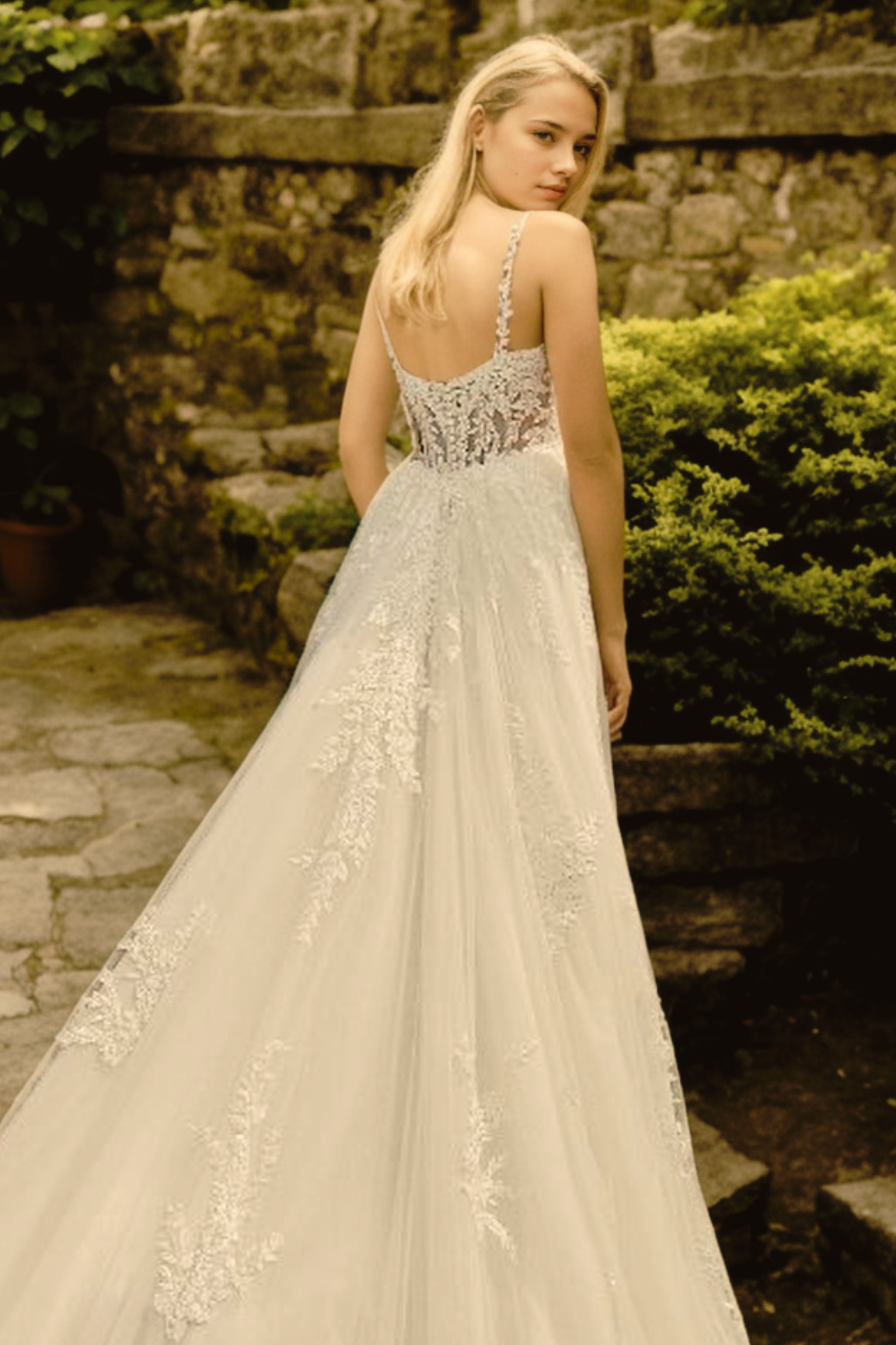 Personalized Vintage Mermaid Bridal Gown with Scoop Neck & Long Tulle Train