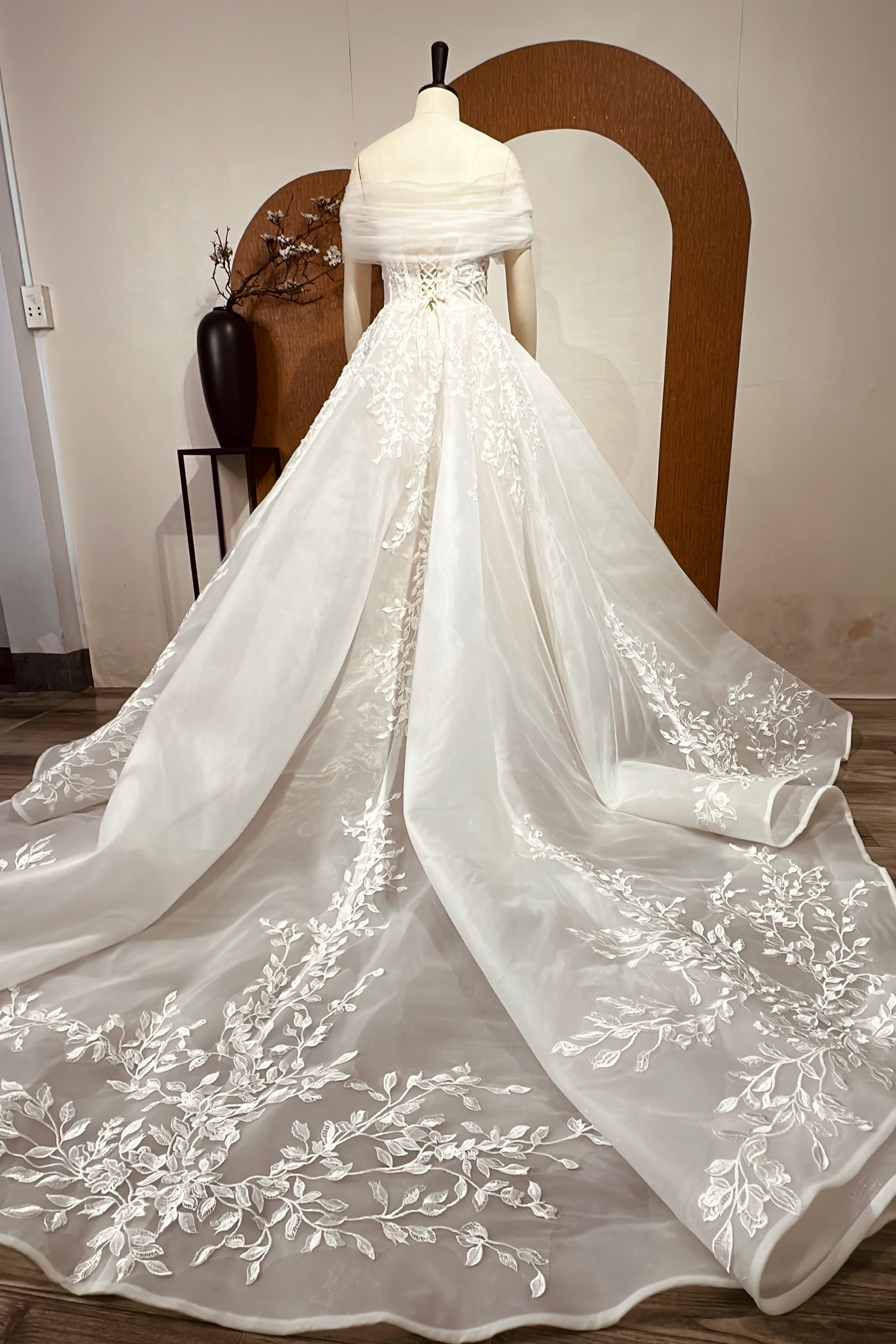 Princess Ball Gown Wedding Dress with Floral Lace, Customized Wedding Dress Tailored to the Bride's Preferences.