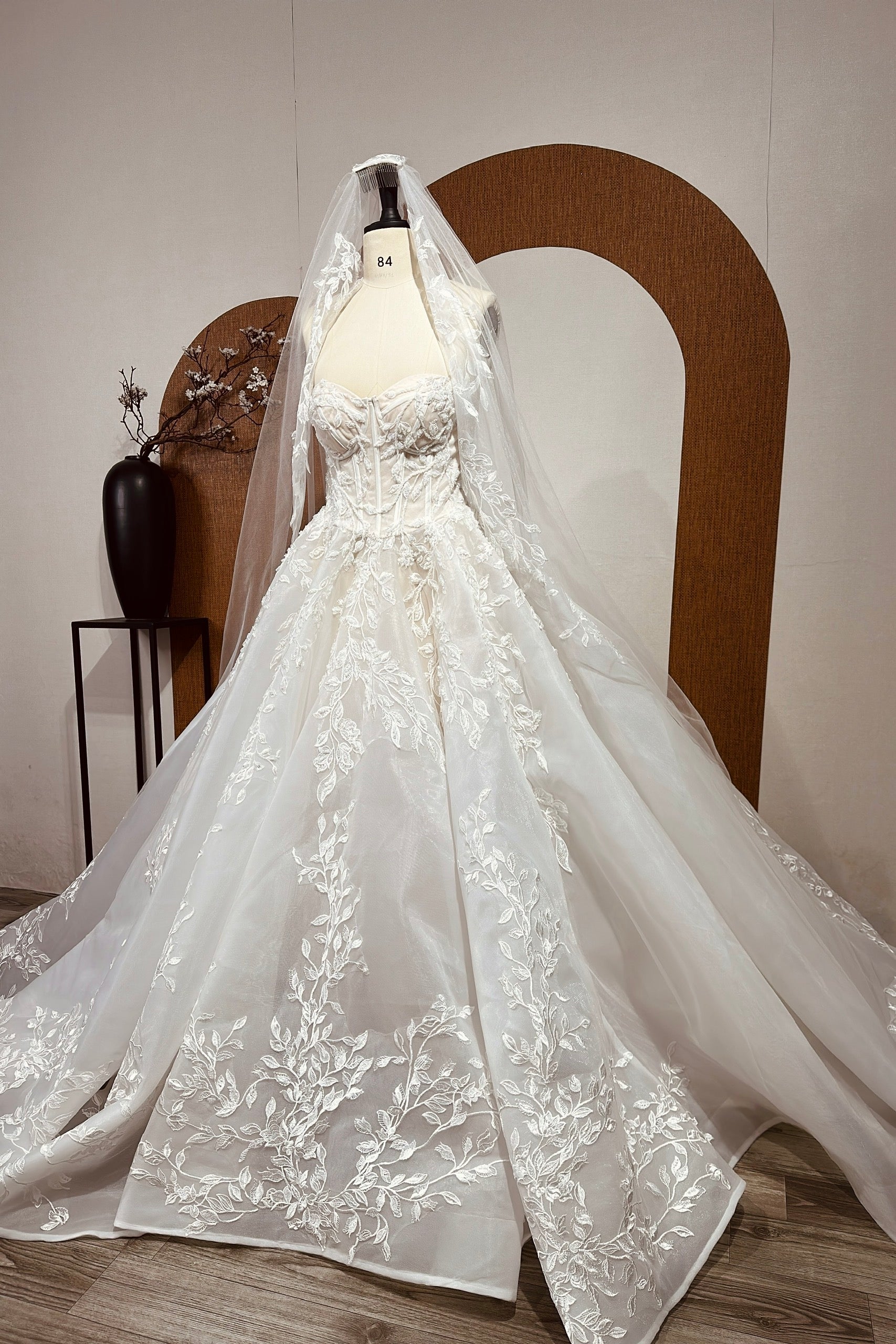 Princess Ball Gown Wedding Dress with Floral Lace, Customized Wedding Dress Tailored to the Bride's Preferences.