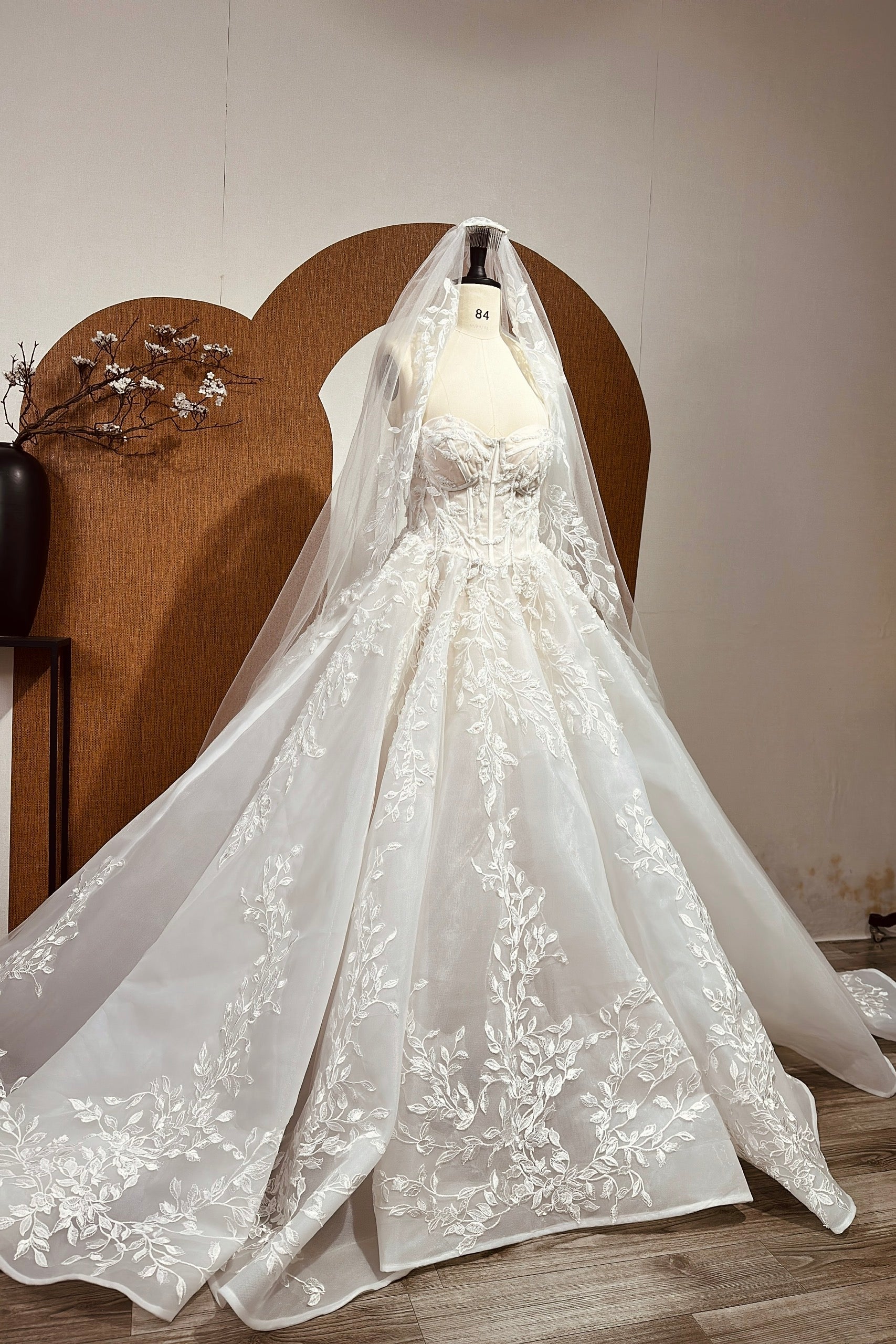 Princess Ball Gown Wedding Dress with Floral Lace, Customized Wedding Dress Tailored to the Bride's Preferences.